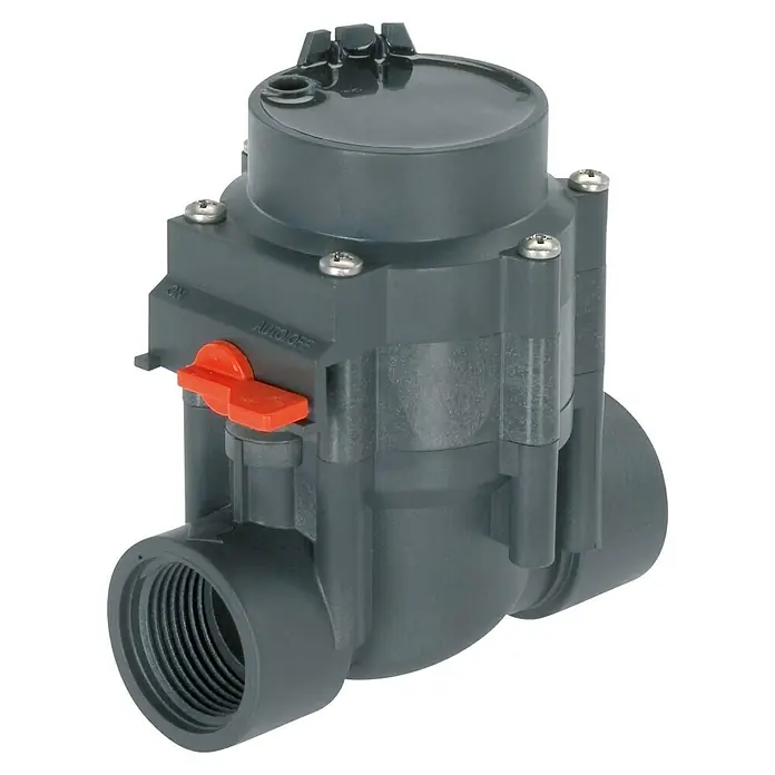 Gardena Sprinklersystem Bewässerungsventil - 24 V, Größe Anschluss: 1″ - Nahaufnahme eines grauen Bewässerungsventils mit rotem Griff und Schrauben auf schwarzem Hintergrund.