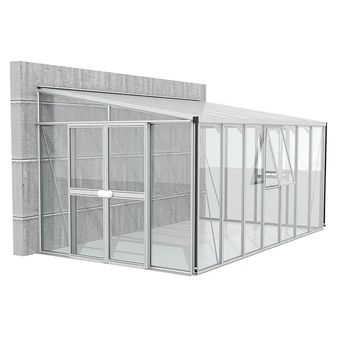 Vitavia Gewächshaus Helena 11900 Plus - Außenmaß inkl. Dachüberstand (B x T): 460 x 266 cm, 3 mm, Aluminium - Das Bild zeigt ein modernes Gewächshaus mit Glaswänden und einem stabilen Rahmen, das an eine Betonmauer angebaut ist.