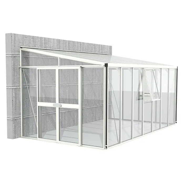 Vitavia Gewächshaus Helena 11900 - Außenmaß inkl. Dachüberstand (B x T): 460 x 266 cm, 3 mm, Weiß - Ein modernes, weiß gerahmtes Anlehngewächshaus, das an einer Betonwand befestigt ist, mit einer geöffneten Fensterklappe zur Belüftung.