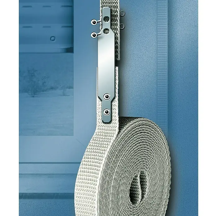 Schellenberg Cinta Fix 44303 - Largo: 4,3 m, Anchura de la correa: 14 mm, Gris - Primer plano de accesorios para persianas enrollables, mostrando una pieza metálica plateada con un lazo textil blanco tejido enrollado.