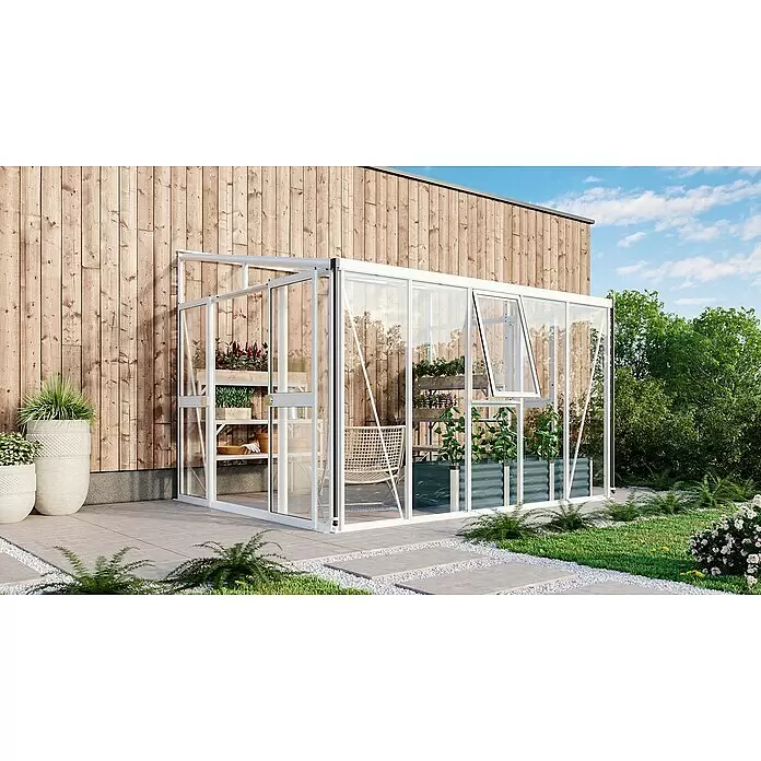 Vitavia Gewächshaus Helena 8600 - Außenmaß inkl. Dachüberstand (B x T): 334 x 266 cm, 3 mm, Weiß - Weiß gerahmtes Anlehngewächshaus aus Glas an einem Holzhaus, gefüllt mit Pflanzen und Gartenzubehör.