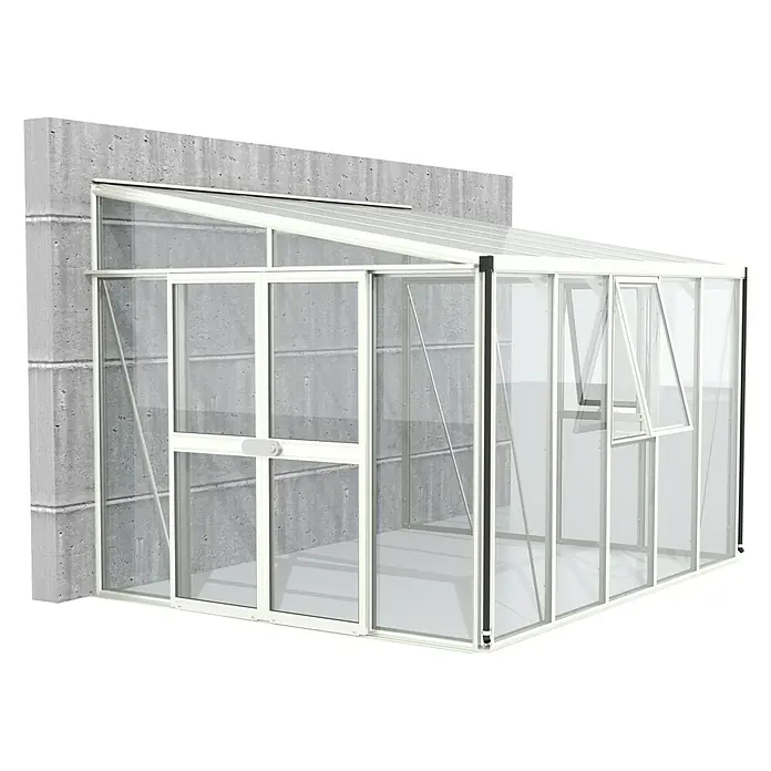 Vitavia Gewächshaus Helena 8600 - Außenmaß inkl. Dachüberstand (B x T): 334 x 266 cm, 3 mm, Weiß - Nahaufnahme eines Gewächshauses mit transparenten Wänden und weißem Rahmen, das an einer Betonmauer befestigt ist. Das Gewächshaus hat Fenster.
