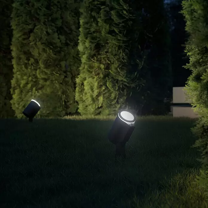 Steinel LED-Strahler Spot Garden SC anthrazit - 7,9 W, 512 lm, 3.000 K, L x B x H: 14 x 6,9 x 36,9 cm, IP44 - Zwei schwarze Gartenspots beleuchten nachts einen Garten und heben das grüne Laub der Bäume hervor.