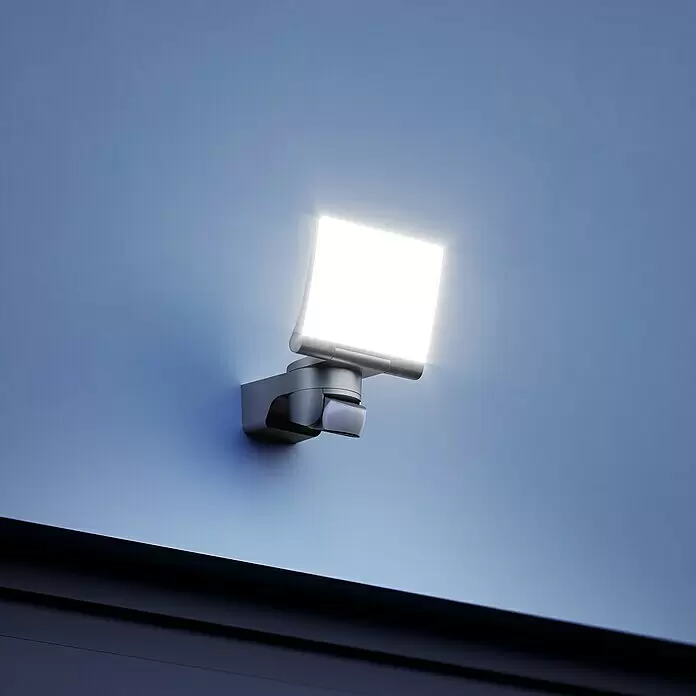 Steinel LED-Strahler XLED home 2 XL S graphit - 19,3 W, L x B x H: 161 x 180 x 214 mm, Graphit - Stimmungsaufnahme