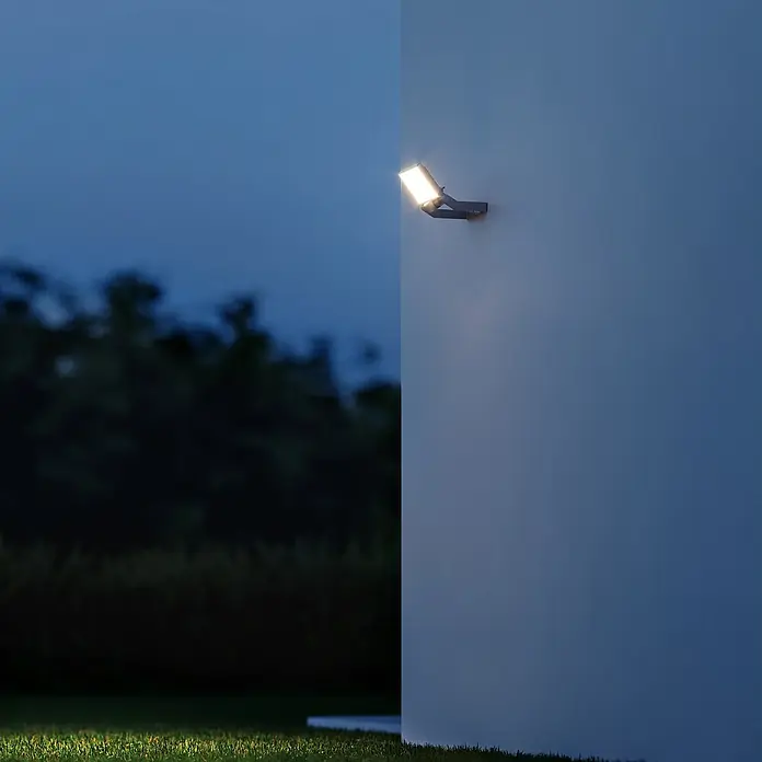Steinel LED-Sensor-Außenwandstrahler XLED ONE S anthrazit - 18,6 W, L x B x H: 20,2 x 22,9 x 19,5 cm, Anthrazit, IP44 - Eine moderne Außenleuchte ist an einer Wand montiert und strahlt helles Licht aus, um den Bereich zu beleuchten.