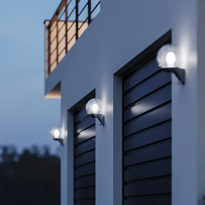 Steinel Sensor-Außenleuchte L 585 S schwarz - 60 W, 22,8 x 21,5 x 30,7 cm, Schwarz, IP44 - Moderne Außenwandleuchten mit Kugeldesign, die an einer Hauswand montiert sind und ein helles, stimmungsvolles Licht erzeugen.