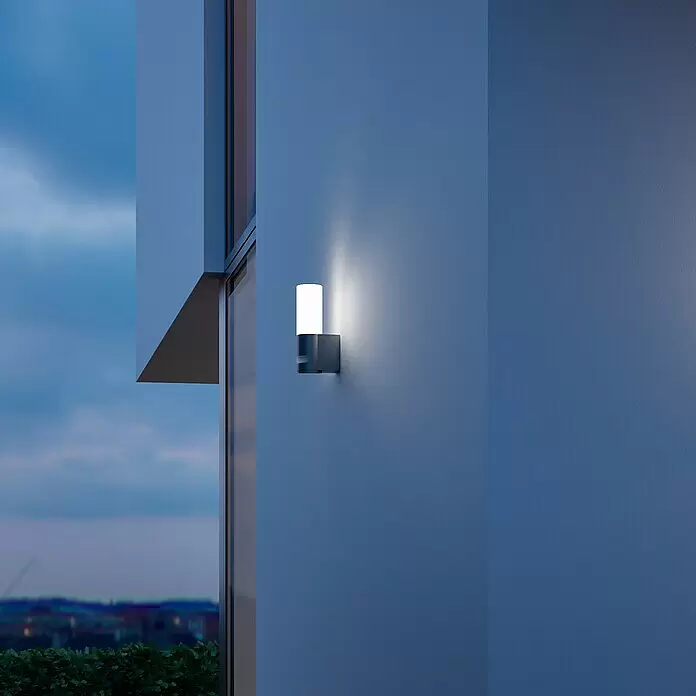 Steinel LED-Sensor-Außenwandleuchte L 605 S anthrazit - 11,3 W, L x B x H: 13,1 x 7,8 x 26 cm, Anthrazit, Warmweiß - Stimmungsaufnahme