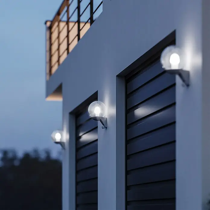 Steinel Sensor-Außenleuchte L 585 S anthrazit - 60 W, 22,8 x 21,5 x 30,7 cm, Anthrazit, IP44 - Außenleuchten mit Kugeldesign an einer Fassade, die abends für stimmungsvolle Beleuchtung sorgen.