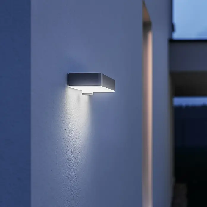 Steinel XSolar LED-Sensor-Außenwandleuchte XSOLAR SOL-O S anthrazit1,5 W, Farbe: Anthrazit, L x B x H: 24,2 x 9,1 x 5,3 cm Mood Shot