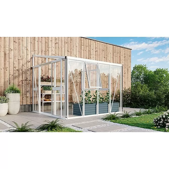 Vitavia Gewächshaus Helena 7000 - Außenmaß inkl. Dachüberstand (B x T): 271 x 266 cm, 3 mm, Weiß - Weiß umrahmtes Gewächshaus an Holzwand mit Glaspaneelen und Pflanzenkübeln, auf einer Terrasse.