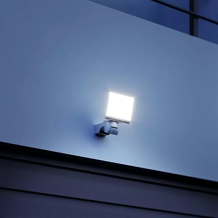 Steinel LED-Strahler XLED home 2 XL S weiß - 19,3 W, L x B x H: 161 x 180 x 214 mm, Weiß - Stimmungsaufnahme