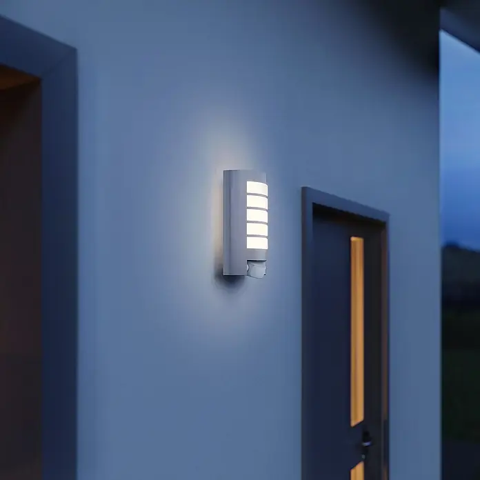 Steinel Sensor-Außenleuchte L 12 S silber - 60 W, 10,8 x 15,5 x 27,2 cm, Weiß/Silber, IP44 - Moderne Wandleuchte für den Außenbereich mit Bewegungsmelder, die bei Dunkelheit automatisch Licht spendet und Sicherheit bietet.
