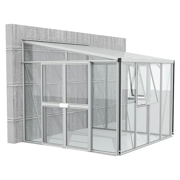 Vitavia Gewächshaus Helena 7000 Plus - Außenmaß inkl. Dachüberstand (B x T): 271 x 266 cm, 3 mm, Aluminium - Ein modernes, transparentes Gewächshaus mit silbernen Rahmen steht an einer grauen Betonwand. Es verfügt über eine Tür und ein Fenster zur Belüftung.