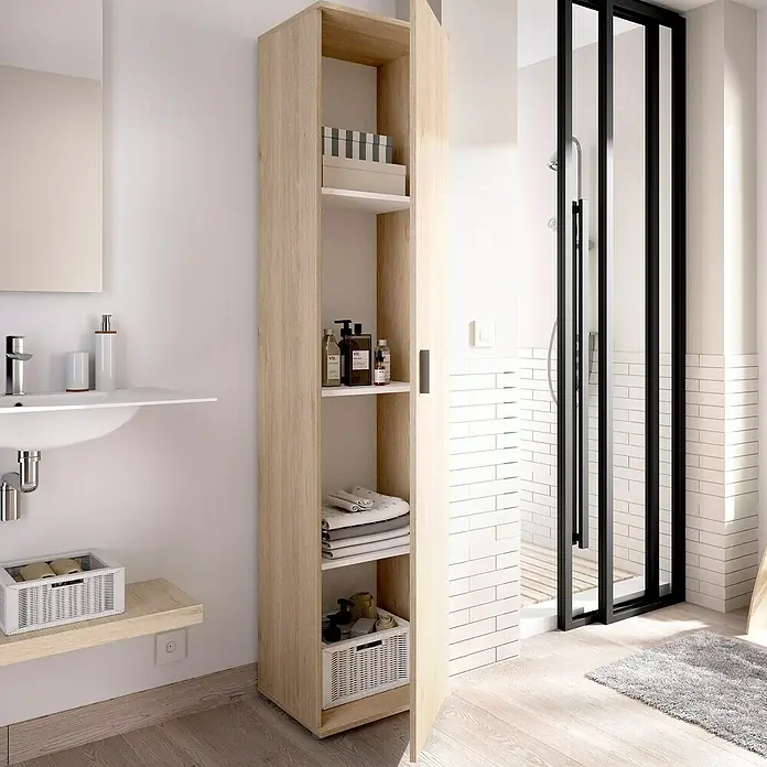 Dekit Armario multiusos de madera Fit - L x An x Al: 35 x 39 x 190 cm, Número de baldas: 4 ud., Roble - Foto de baño con un armario alto de madera clara abierto que muestra artículos de baño.
