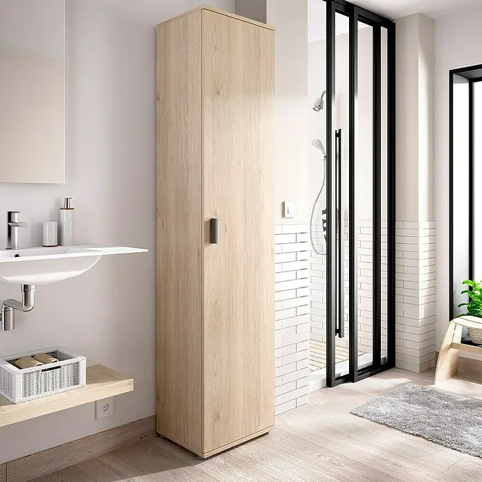 Dekit Armario multiusos de madera Fit - L x An x Al: 35 x 39 x 190 cm, Número de baldas: 4 ud., Roble - Baño con un armario alto de madera junto a un lavabo y una ducha.
