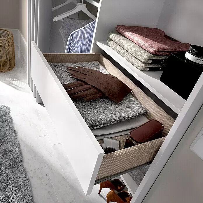 Dekit Armario para ropa Suit - L x An x Al: 50 x 160 x 205 cm, Blanco, Melamina - Un cajón de almacenamiento trenzado abierto en un armario blanco, organizado con guantes de cuero marrones, tela plegada, cámara y estuche.