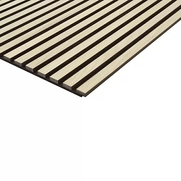 FN Neuhofer Akustikpaneel Acustico - Eiche natur, L x B x S: 2.400 x 572,5 x 19 mm - Helles Akustikpaneel aus Holz mit vertikalen Lamellen auf dunklem Filzträger, schräg gesehen.