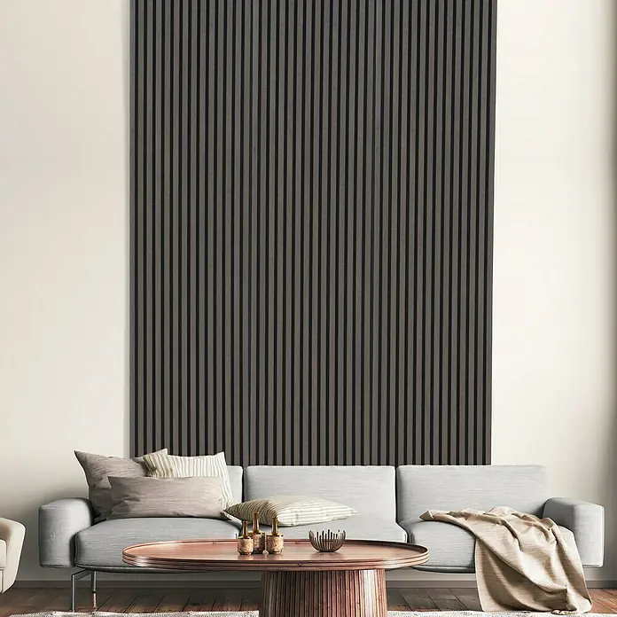 FN Neuhofer Akustikpaneel Acustico - Eiche geräuchert, L x B x S: 2.400 x 572,5 x 19 mm - Elegantes Interieur mit einer Akustikpaneel-Wand in dunklem Holz, die dem Raum Wärme und einen modernen Touch verleiht. Eine stilvolle Ergänzung.