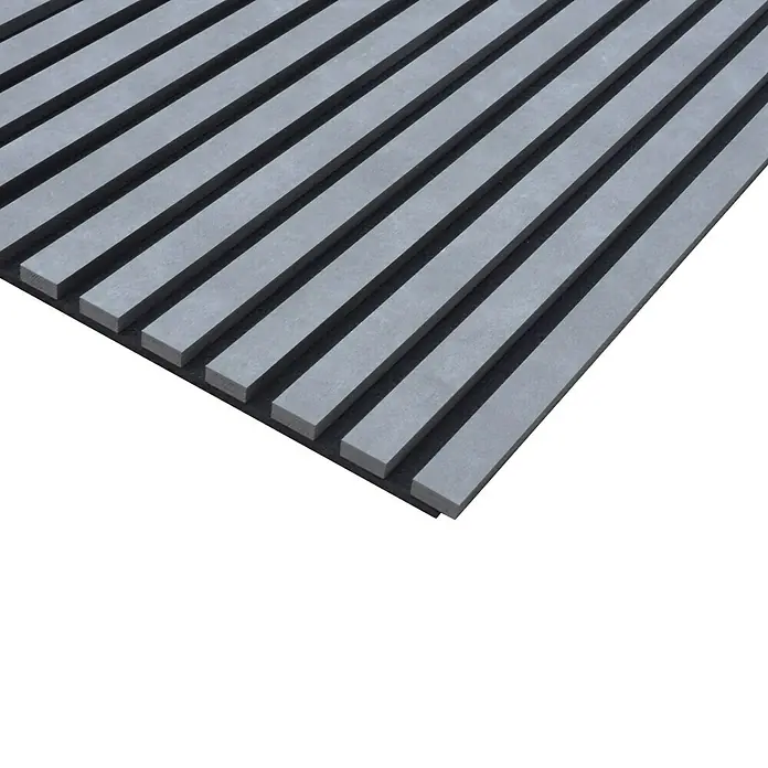 FN Neuhofer Akustikpaneel Acustico - Beton, L x B x S: 2.400 x 572,5 x 19 mm - Nahaufnahme einer schallabsorbierenden Wandpaneel mit grauen Lamellen auf schwarzem Filz für eine moderne Raumgestaltung.