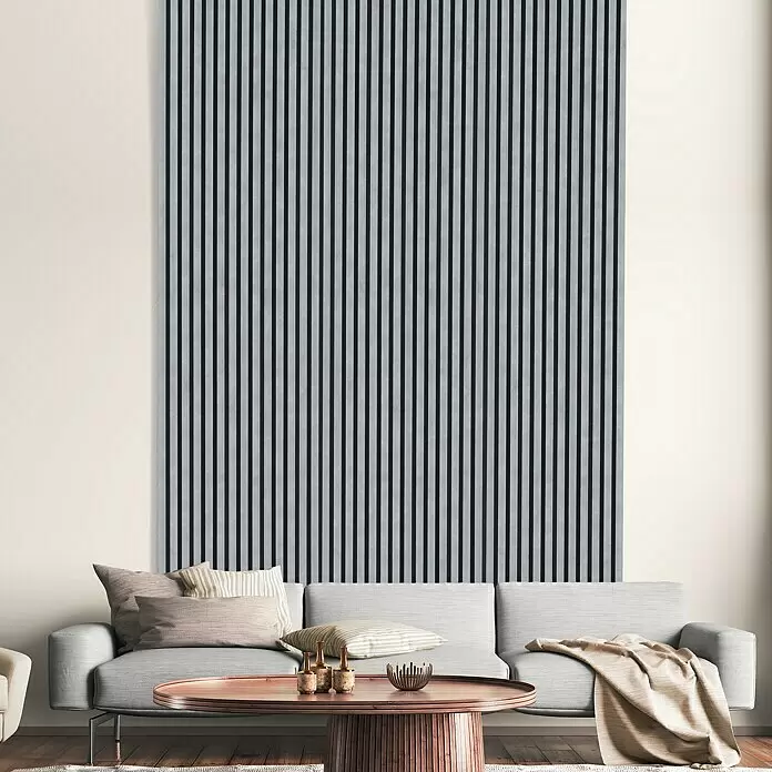 FN Neuhofer Akustikpaneel Acustico - Beton, L x B x S: 2.400 x 572,5 x 19 mm - Große dekorative Wandpaneele mit grauen und schwarzen vertikalen Streifen, hinter einem Sofa montiert.