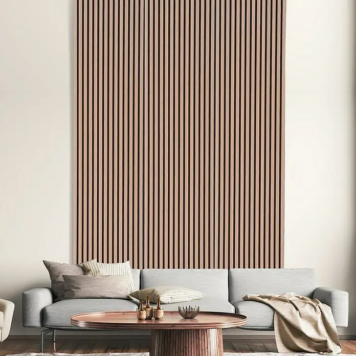 FN Neuhofer Akustikpaneel Acustico - Walnuss, L x B x S: 2.400 x 572,5 x 19 mm - Elegante Akustikpaneele in Pink und Schwarz an der Wand über einem grauen Sofa mit Kissen und einem runden Tisch. Moderne Wandgestaltung für besseren Klang.