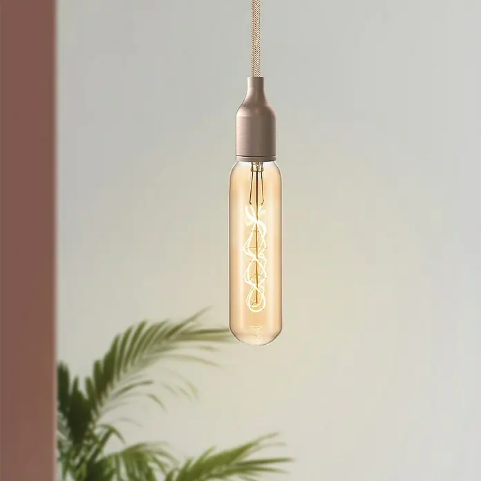 Home Sweet Home LED-Lampe - E27, Dimmbar, Warmweiß, 280 lm, 4 W - Die elegante Röhren-Glühbirne mit gewundenem Filamentdesign sorgt für warmes Licht. Eine stilvolle Ergänzung für jede Pendelleuchte.