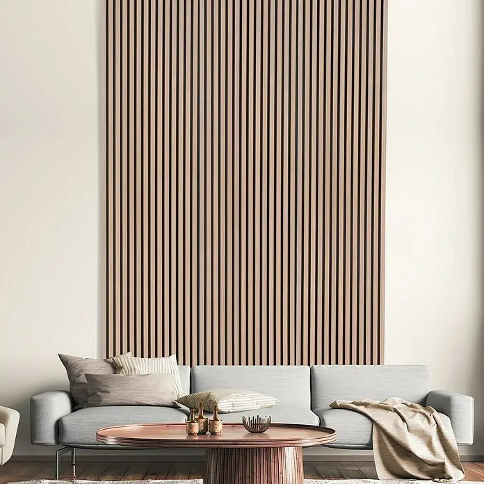 FN Neuhofer Akustikpaneel Acustico - Zebrano, L x B x S: 2.400 x 572,5 x 19 mm - Wohnzimmer mit grauer Couch und Akustikpaneelen Wand, die für eine ruhige Atmosphäre sorgt und das moderne Design hervorhebt.