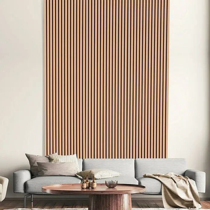 FN Neuhofer Akustikpaneel Acustico - Eiche foliert, L x B x S: 2.400 x 572,5 x 19 mm - Das Bild zeigt eine Akustikpaneelwand in einem Wohnzimmer, die für eine moderne Ästhetik und verbesserte Akustik sorgt.