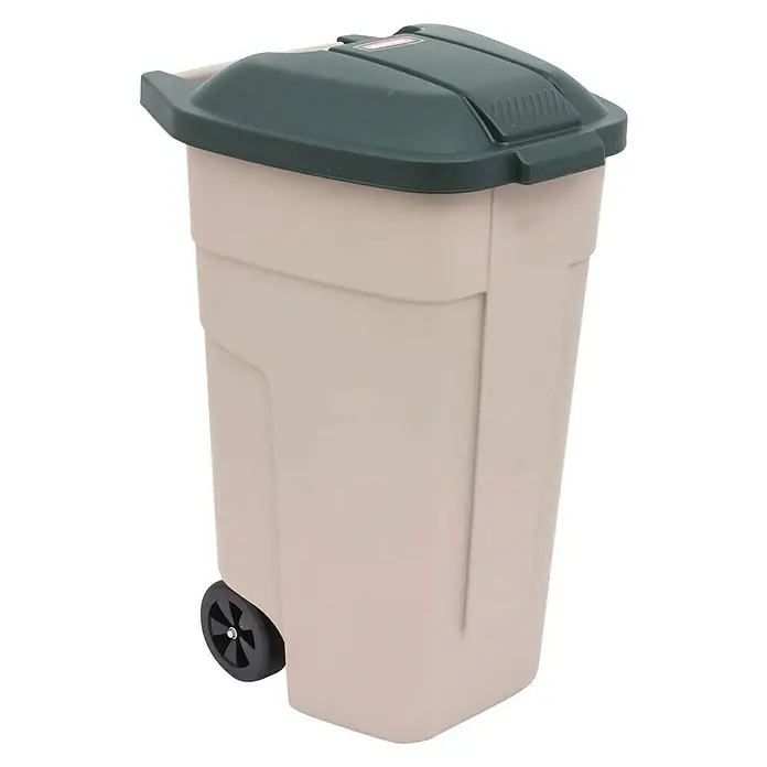 Keter Cubo de basura con tapa - Verde/Taupe - Imagen de un cubo de basura beige con ruedas y una tapa verde oscuro, ideal para la eliminación de residuos.