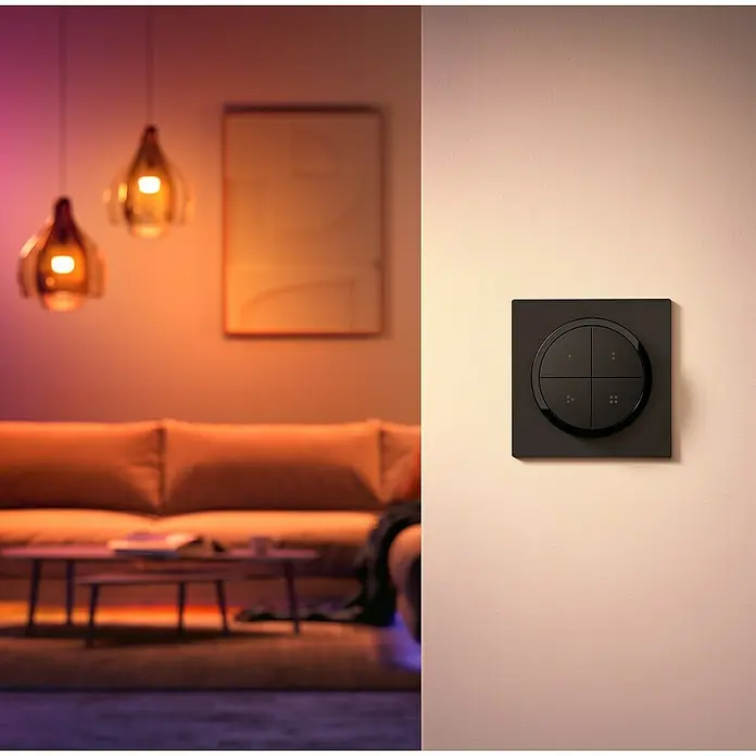 Philips Hue Lichtsteuerung Tap Dialswitch - 6 x 6 x 2 cm, Smart Home-fähig: Ja, Schwarz, Dimmbar - Nahaufnahme eines schwarzen, quadratischen Smart-Home-Schalters an einer Wand in einem modernen Wohnzimmer.