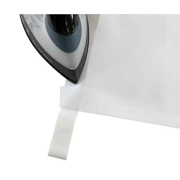 Elbersdrucke Vorhang Spume - Offwhite, 255 x 200 cm, 100% Polyester - Bügelband wird mit einem dunklen Bügeleisen auf weißen Stoff gepresst.