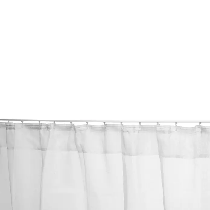 Elbersdrucke Vorhang Spume - Offwhite, 255 x 200 cm, 100% Polyester - Ein weißer Duschvorhang hängt an einer silbernen Stange und bietet Privatsphäre und eine saubere Ästhetik für jedes Badezimmer.