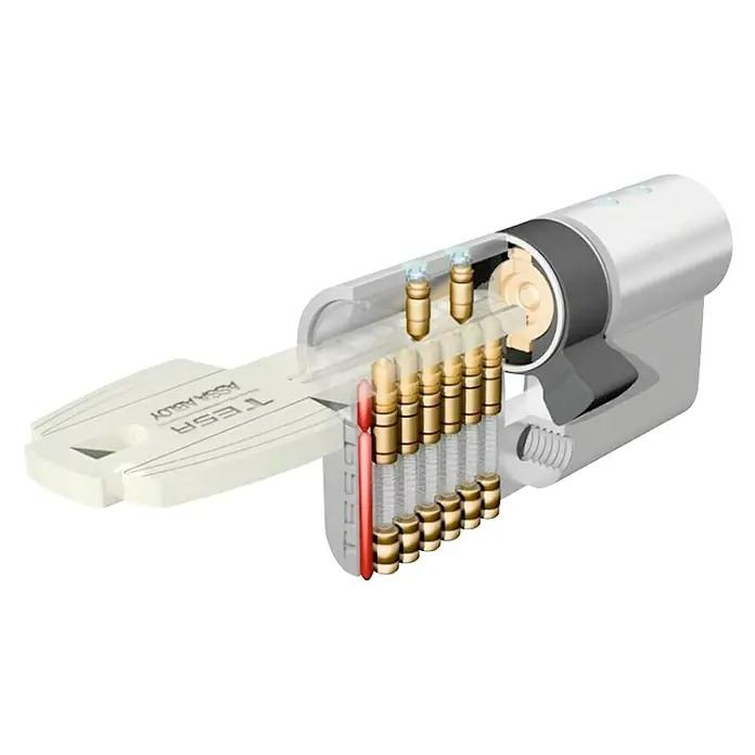 Tesa Assa Abloy Cilindro de perfil de seguridad TX80 - Número de llaves: 5 ud., Longitud total interior/exterior: 30/30 mm, Níquel - Ilustración de una cerradura TESA con una llave insertada, que muestra los mecanismos internos y el funcionamiento de la cerradura.