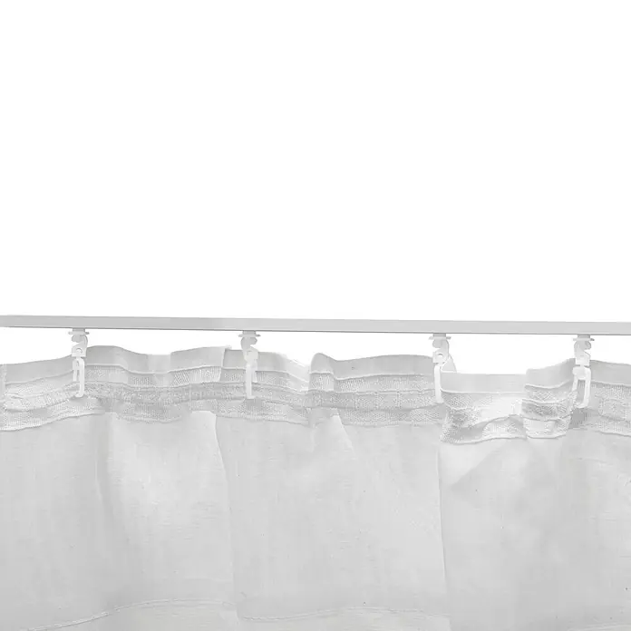 Elbersdrucke Vorhang Spume - Offwhite, 255 x 200 cm, 100% Polyester - Detailaufnahme einer weißen Gardine, die an einer weißen Gardinenstange mit Haken befestigt ist.