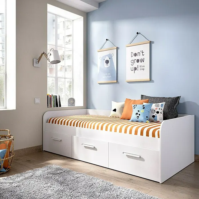 Dekit Cama Mek - L x An x Al: 194 x 97 x 60 cm, Blanco - Luminosa habitación infantil con cama blanca con cajones y colchón de rayas naranjas y blancas, decorada con cojines y pósters en la pared.