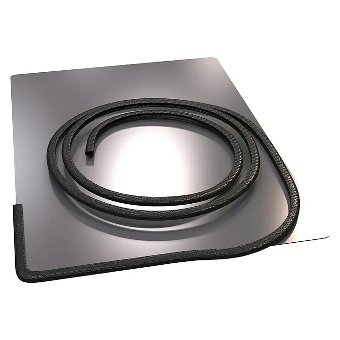 Sarei Kantenschutz Dichtung - L x B x H: 180 x 180 x 35 mm, Schwarz - Eine Nahaufnahme einer schwarzen, spiralförmigen Dichtung auf einer silbernen Metallplatte, die eine effektive Abdichtung für verschiedene Anwendungen bietet.