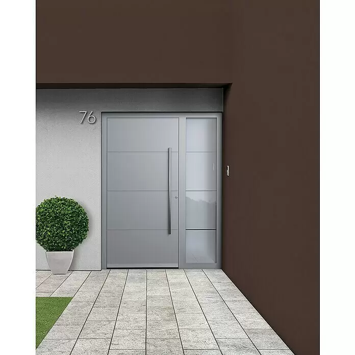 Portofino Haustür 702PF - Mit Seitenteil, 160 cm x 210 mm, DIN Anschlag: Rechts, 70161 Eisenglimmer - Moderne graue Metall-Haustür mit langem Griff und mattierter Glas-Seitenblende an einem Gebäudeeingang.