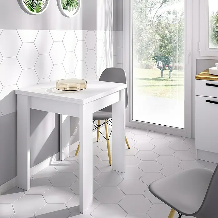 Dekit Mesa auxiliar Bok - L x An x Al: 67 x 67 x 79 cm, Blanco, Extensible - Una mesa de comedor blanca con líneas limpias y un cuenco de vidrio transparente, rodeada de sillas grises, creando un ambiente moderno y acogedor.