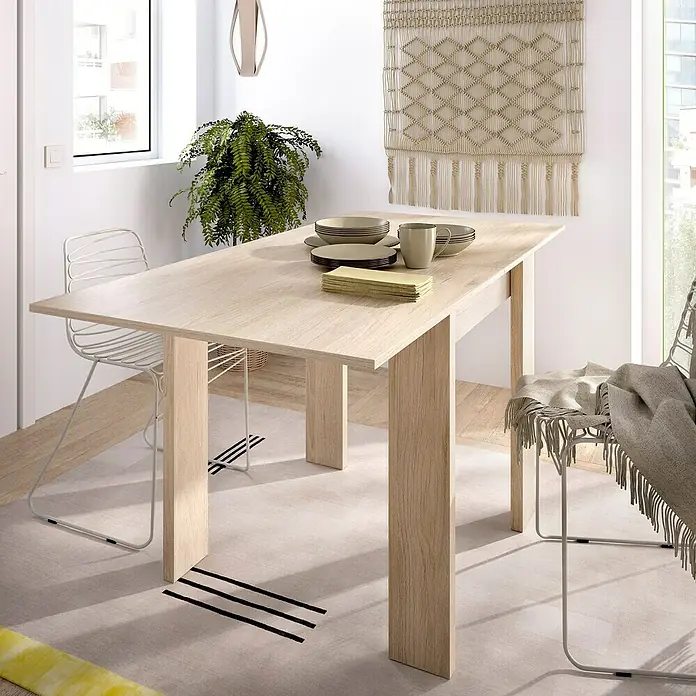 Dekit Mesa auxiliar Bok - L x An x Al: 67 x 67 x 79 cm, Natural, Extensible - Una mesa de comedor de madera extensible y luminosa, con vajilla y dos sillas en una habitación llena de luz. Perfecto para comidas y reuniones.