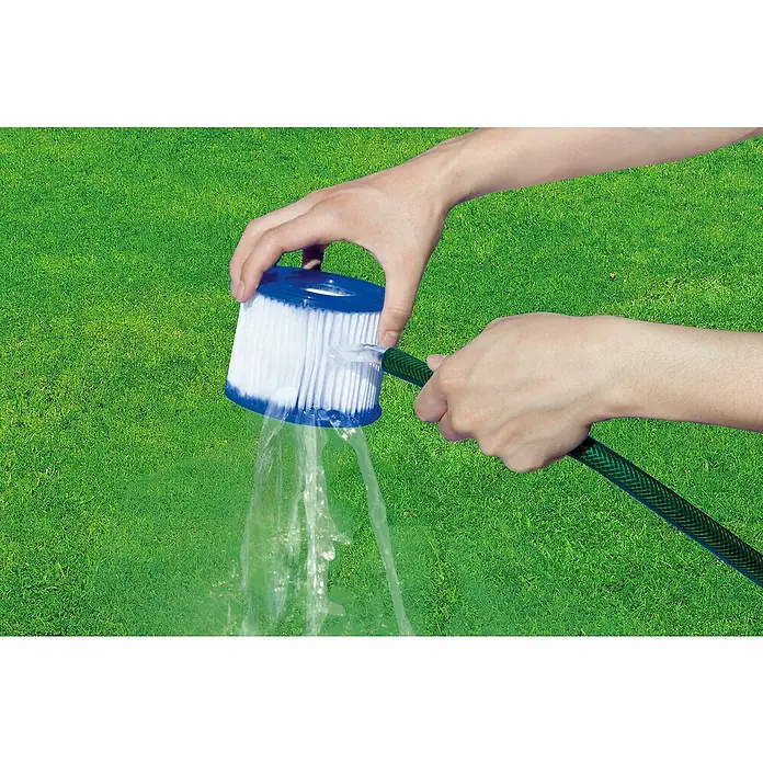 Bestway Filterkartusche Lay-Z-Spa - 10,6 cm - Ein Poolfilter wird mit einem grünen Schlauch abgespült, um ihn von Schmutz zu befreien. Sauberes Poolwasser ist das Ziel!