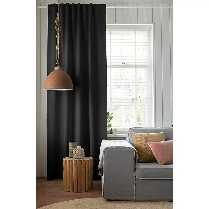 Elbersdrucke Verdunkelungsvorhang Midnight - 140 x 255 cm, 100 % Polyester, Schwarz - Langer schwarzer Vorhang am Fenster eines Wohnzimmers.