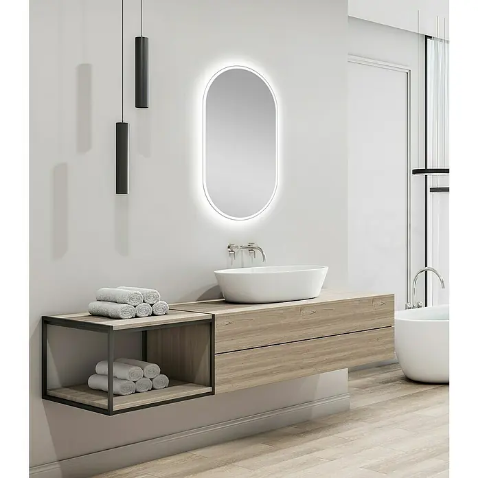 Camargue Lichtspiegel Silver Supreme - B x H: 50 x 90 cm, Silber, Leuchtmittel - Ein modernes Badezimmer mit einem Unterschrank aus Holz, einem ovalen Spiegel mit Hintergrundbeleuchtung und zwei hängenden Lampen.