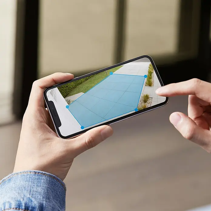 Ring Überwachungskamera Spotlight Cam Plus Plugin - Netzbetrieben, 1.080 Pixel (Full HD), Schwarz, B x H: 7,6 x 12,6 cm, Netzanschluss - Smartphone mit Ring-App zur Anpassung von Sicherheitszonen. Überwachen Sie Ihr Zuhause intelligent und flexibel.