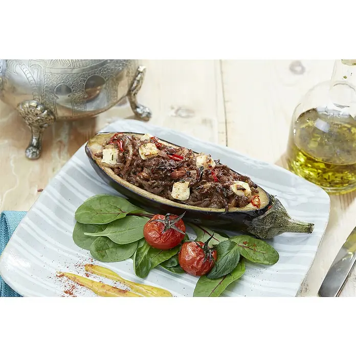 Piardino Bio Aubergine - Solanum melongena, 19 cm, Erntezeit: August - Gefüllte Aubergine mit Feta, Tomaten und Salat auf einem Teller. Ein köstliches und gesundes Gericht für eine leichte Mahlzeit.