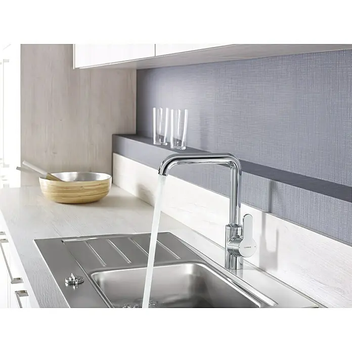 Hansa Primo Spültischarmatur - Niederdruck, U-Auslauf, Chrom, Glänzend - Moderner Wasserhahn von Damixa aus Chrom mit fließendem Wasser in einem Küchenspülbecken.