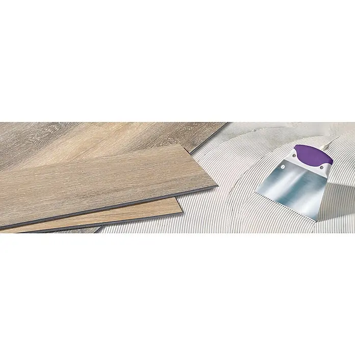 Decotric Bodenbelagskleber für Designbeläge - 5 kg, Lösemittelfrei - Nahaufnahme von Bodenfliesen in Holzoptik, Klebstoff und Spachtel, die für die Installation verwendet werden. Strapazierfähig, langlebig und wasserfest.