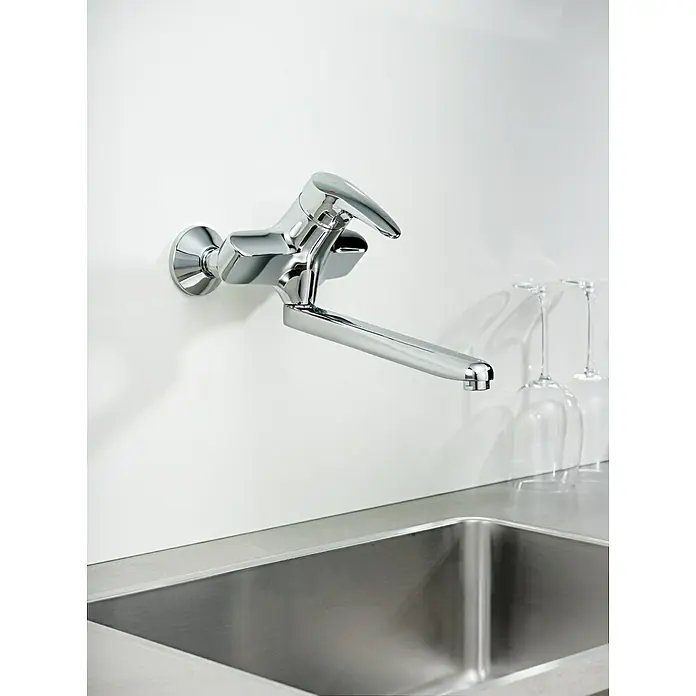 Hansa Mix Spültischarmatur - Ausladung Armatur: 300 mm, Chrom, Glänzend - Nahaufnahme einer glänzenden Chrom-Küchenarmatur über einem Edelstahlspülbecken, das moderne Design und Funktionalität vereint.