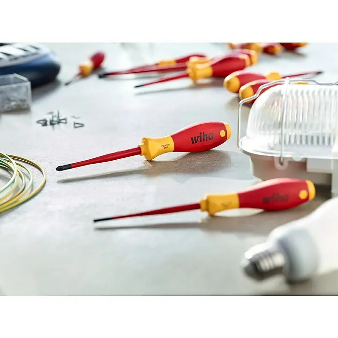 Wiha Elektriker-Schraubendreher SlimFix VDE - TX 25, Klingenlänge: 125 mm - Das Bild zeigt mehrere rote Wiha Schraubendreher auf einem Tisch. Die Werkzeuge sind für Elektrikerarbeiten konzipiert.
