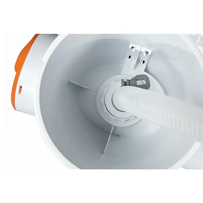 Bestway Flowclear Einhängeskimmer 2 in 1 - 73 W, Filterleistung: 3.974 l/h - Nahaufnahme eines Abflussrohrs mit einem orangefarbenen Anschlussstück. Das Rohr ist weiß und befindet sich in einem runden Behälter.