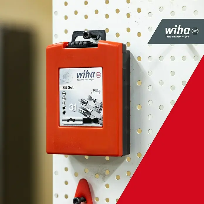 Wiha Bit-Set Standard 25 mm - 32 -tlg. - Ein Wiha Bit-Set mit 31 Teilen in einem orangefarbenen Gehäuse, ideal für verschiedene Schraubarbeiten.